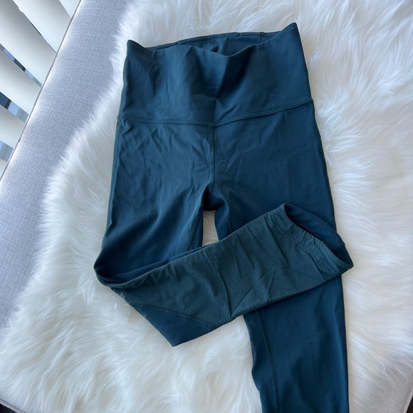 Lululemon size 4 blue leggings - Picture 1 of 5